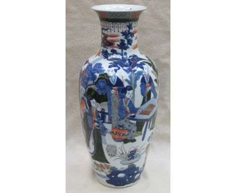 CERAMIC VASE, HIGHLY DECORATED WITH ORIENTAL FIGURES WITHIN A GARDEN SETTING, WITH CHINESE EXPORT SEAL