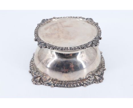 An Edwardian Carrington &amp; Co silver inkwell, decorated with gadrooned and foliate mouldings, having a glass well and base