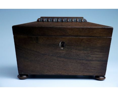 A William IV rosewood veneered sarcophagus form two compartment tea caddy, 20 x 11.5 x 13 cm 