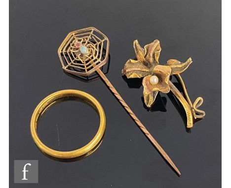 A 22ct hallmarked wedding ring, weight 4.6g, a 9ct stick pin modelled as a spider's web and a spray brooch, total weight 4.6g