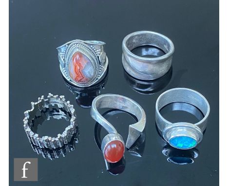 Five assorted modern rings to include a 9ct bark example, weight 4.5g, with four other silver rings to include a Neils From c