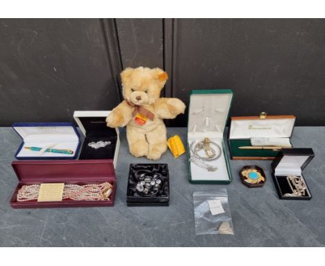 A mixed lot,&nbsp;to include a small Steiff 'Molly' teddy bear, 22cm long; pens; silver jewellery, etc. 