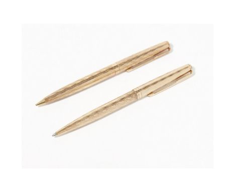 A 9ct gold cased pen and propelling pencil, Parkereach in their own presentation box, plain engine turned decorationLength: 1
