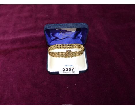 A 9ct gold pretty gate link bracelet with safety chain, makers mark NK. (17.50g)