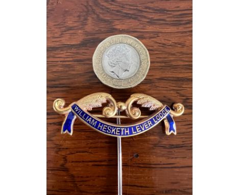 18ct GOLD AND ENAMEL LEVER HESKETH LODGE STICK PIN, TOTAL WEIGHT APPROX 6.9g