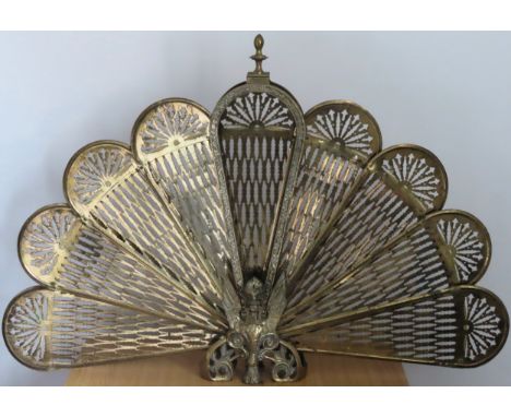 Vintage brass extending Peacock firescreen. Approx. 64 x 96cm Used condition, will require some minor attention