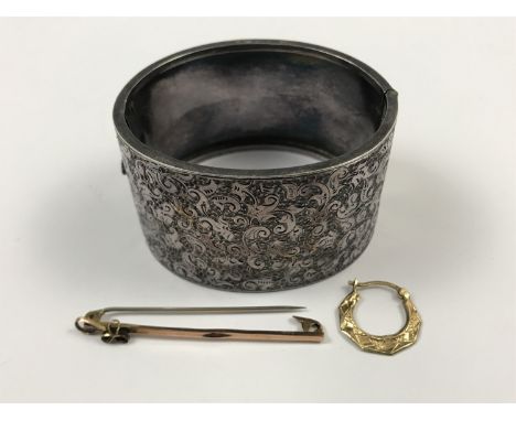 A white metal hinged bangle, together with a yellow-metal earring (stamped 375) and a yellow metal and garnet bar brooch (a/f