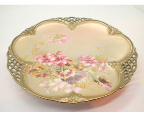 Royal Worcester hand painted reticulated plate D: 21 cm CONDITION REPORT: No cracks, chips or visible restoration.
