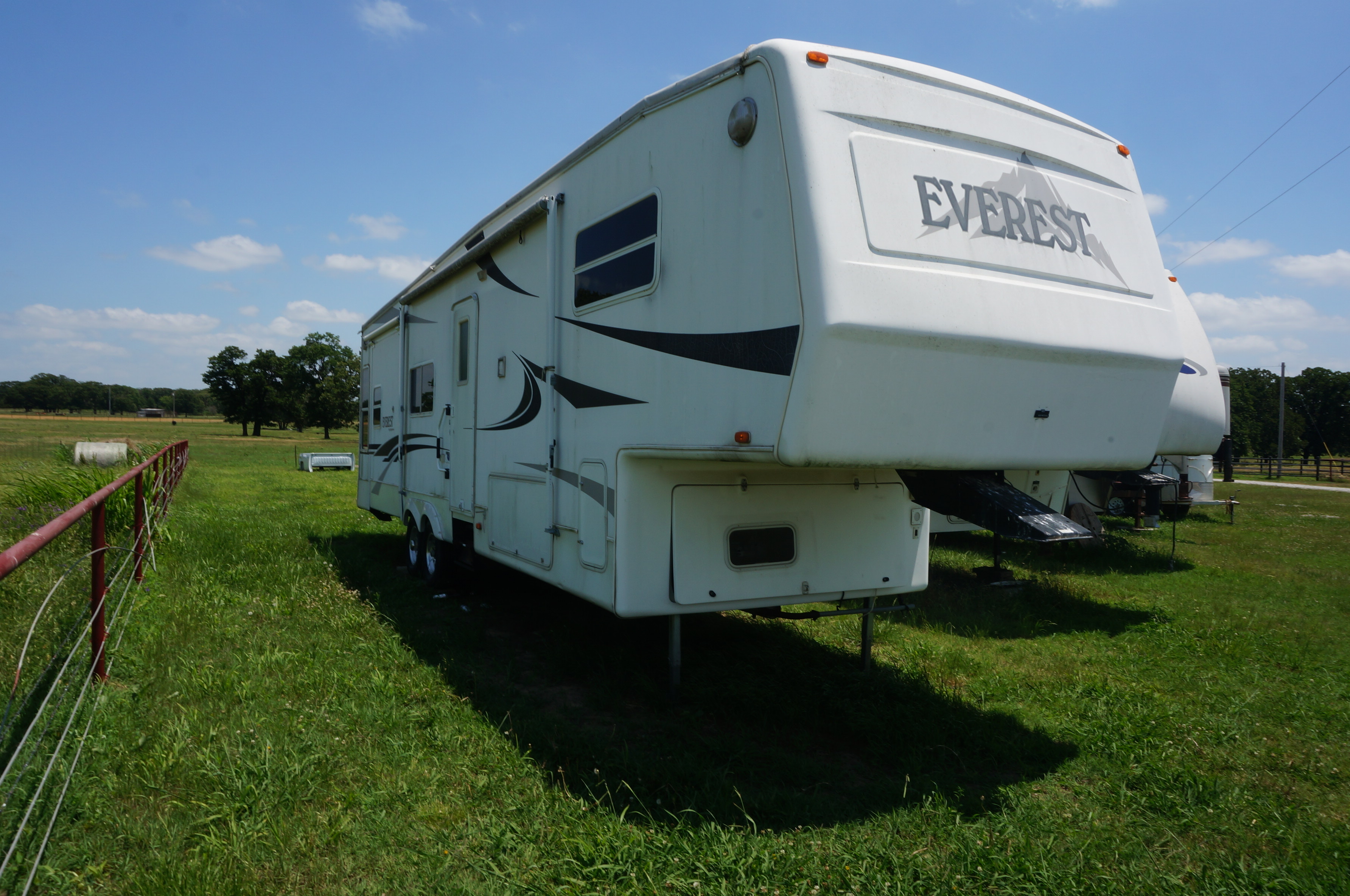 2003 Everest by Keystone 37’ 5th Wheel RV, 3 Slide Outs w/Awnings, Onan 5th Wheel Camper With 3 Slide Outs