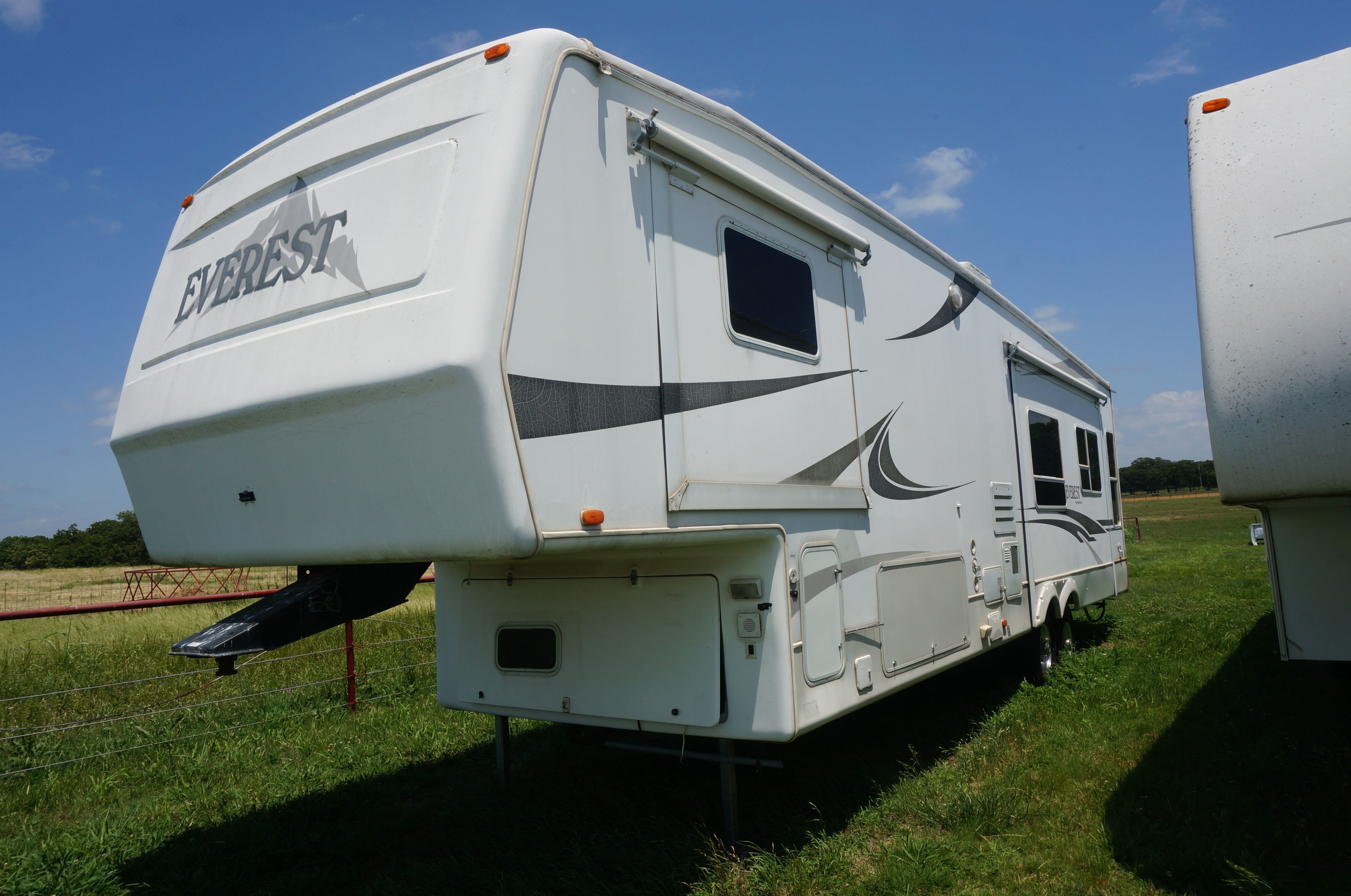 2003 Everest by Keystone 37’ 5th Wheel RV, 3 Slide Outs w/Awnings, Onan 5th Wheel Camper With 3 Slide Outs