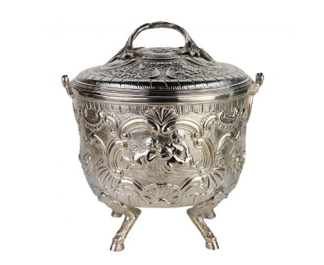 19 a. pab. Louis XVI style silver, 950 fineness candy with lid decorated with embossed rocks, flowers and carvings of childre