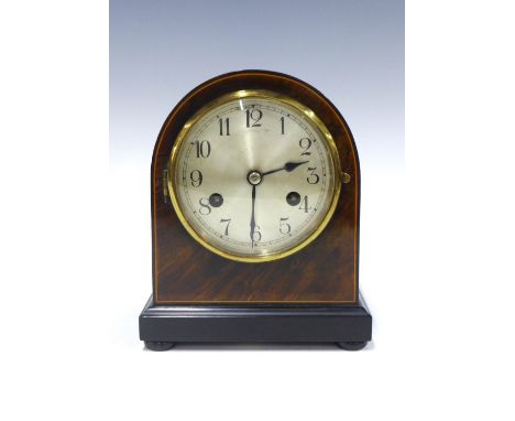 Early 20th century mahogany mantle clock, silvered dial and Arabic numerals, French movement, 21cm 