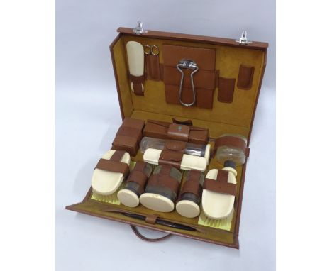 Vintage travel toiletries case with bakelite accessories, 35 x 9 x 27cm 