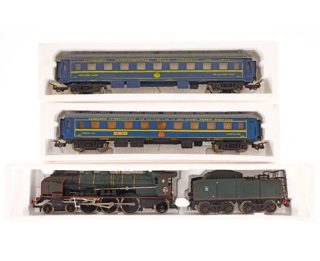 Jouef 2-C-1 Schlepptenderlok ”231 K 82” 8255, Spur H0, grün/schwarz, dazu 2 Wagen 5600 und 5620, Alterungsspuren, je im OK, Z