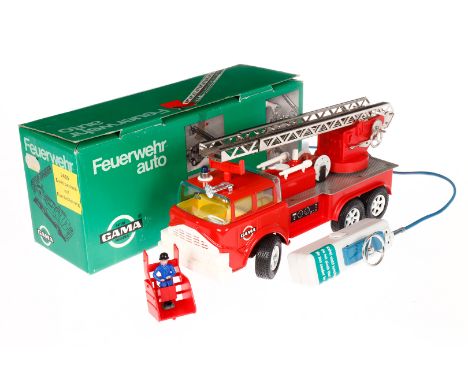 Gama Feuerwehrauto 2655, rot, Blech/Kunststoff, mit Elektroantrieb und Fernbedienung, dazu Korb mit Figur, Alterungsspuren, L