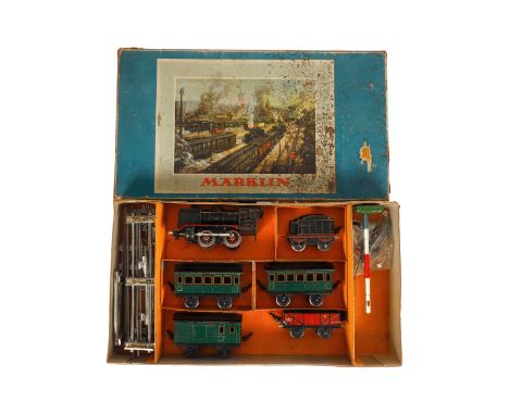 Märklin Zugpackung, Spur 0, Uhrwerk intakt, mit B-Dampflok R 890, Tender, 4 versch. Wagen und Schienenmaterial, dazu fremdes 