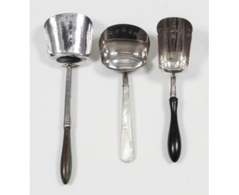 A George III plain silver shovel pattern caddy spoon with elongated handle with turned horn tip, 4.5ins overall, by Joseph Ta