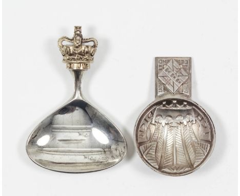 An Elizabeth II Stuart Devlin silver and parcel gilt caddy spoon to commemorate the Queen's Silver Jubilee, engraved "R.G. Da