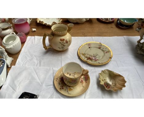  Sale Item:    5 PC ROYAL WORCESTER SHELL DISH CHIPPED (AF)  Vat Status:   No Vat   Buyers Premium:  This lot is subject to a