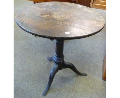 AN ANTIQUE OAK ROUND TIP TOP PEDESTAL TABLE ON TRIPOD BASE