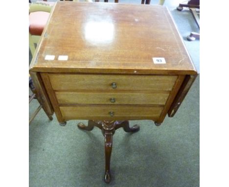 VICTORIAN MAHOGANY DROP LEAF WORK TABLE WITH 3 DRAWERS ON TURNED PEDESTAL WITH TRIPOD BASE