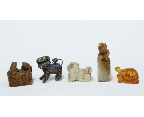 Japanese fruitwood netsuke with two toads, signed, 4cm long together with a soapstone seal, small soapstone temple lion, fili
