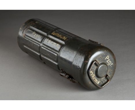 Sehr schön erhaltener luftdichter Behälter für die 12,8cm Panzergranate der Wehrmacht. Schön erhaltener luftdichter Behälter 