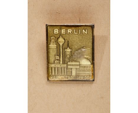 Erich Honecker - Ansteckplakette "Berlin Hauptstadt der DDR Spritzguss mit Polyester, an Broschierung. Herstellerprägung Ware