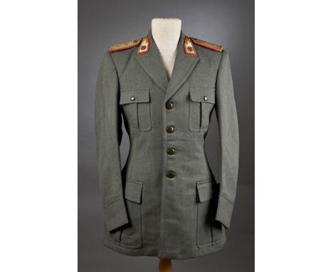 Uniform eines Divisionsgenerals der R.S.I. (Repubblica Sociale Italiana), 1943 - 1945. Der Viertaschenrock aus feldgrauem Tuc