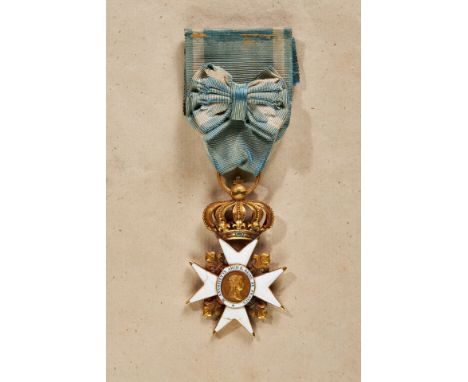Stiftsordenskreuz mit dem Bildnis der Königin Marie - Antoinette. Gold und Emaille, am Originalband mit genähter Bandrosette.
