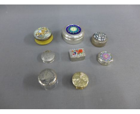 Collection of white metal and enamel pill boxes (a lot) 