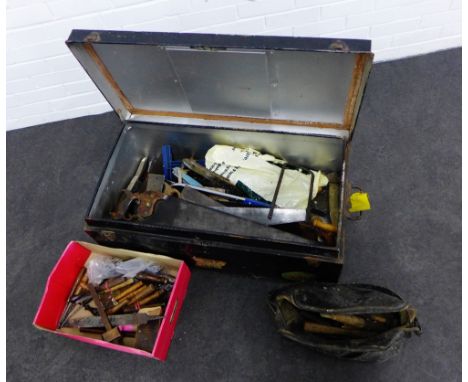 Metal trunk containing a quantity of vintage tools (a lot) 