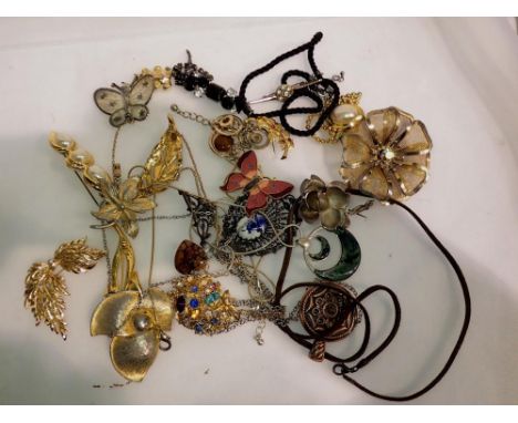 Mixed costume jewellery, including brooches and pendant. UK P&amp;P Group 1 (£16+VAT for the first lot and £2+VAT for subsequ