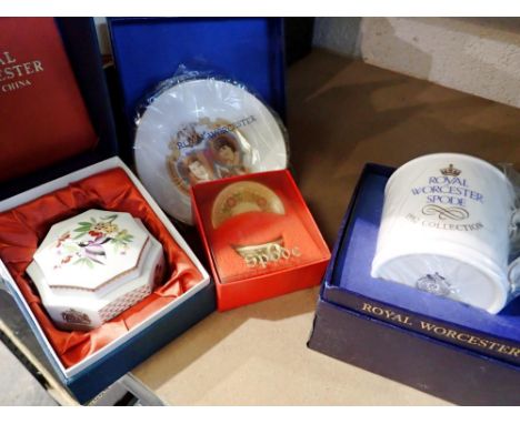 Four Royal Worcester/Spode ceramics. Not available for in-house P&amp;P 