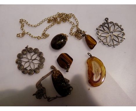 Mixed pendants including agate. UK P&amp;P Group 1 (£16+VAT for the first lot and £2+VAT for subsequent lots) 