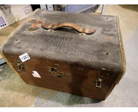 Early 20th Century steamer trunk, H: 32 cm, L: 46 cm. Not available for in-house P&amp;P 
