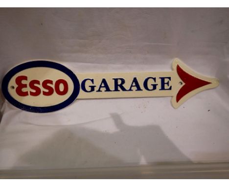 Cast iron Esso arrow sign, W: 40 cm. UK P&amp;P Group 1 (£16+VAT for the first lot and £2+VAT for subsequent lots) 