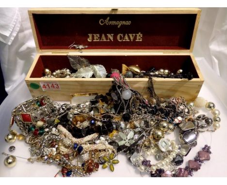 Armagnac Jean Cave box containing costume jewellery. UK P&amp;P Group 2 (£20+VAT for the first lot and £4+VAT for subsequent 