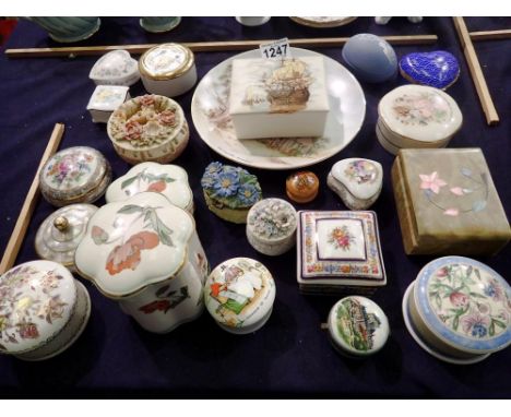 Mixed ceramic collectable pots, trinkets and plate to include Wedgwood and Royal Worcester. Not available for in-house P&amp;