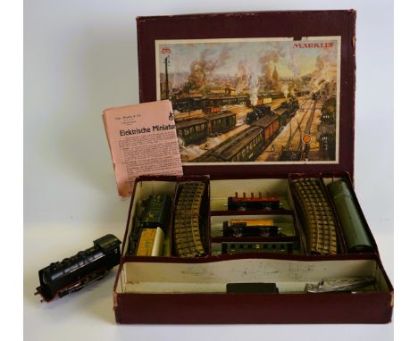 MARKLIN - MADE IN GERMANY Locomotive #R700   30s  - Track 00 and seven wagons. Original box. Good condition.