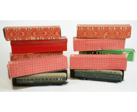 MARKLIN - MADE IN GERMANY Passenger wagons  50s  - Made of tinplate, four-axle. Good condition.  (10)