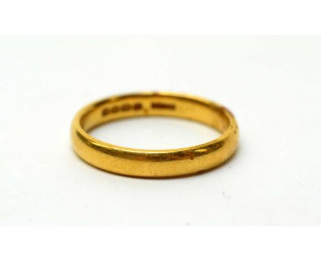 A 22ct yellow gold wedding band, 4.0g, ring size M. 