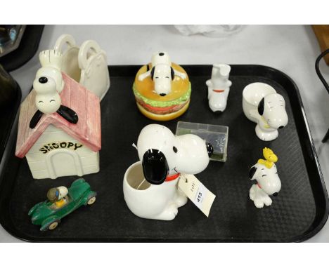 A selection of Snoopy ceramics and other collectables, including: a Snoopy ceramic money bank; a Snoopy figure; a Snoopy egg 