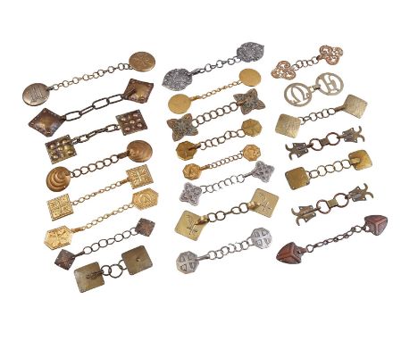 23 metal and bronze fibulas/cloak pins