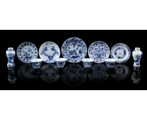 Lot of porcelain with blue decor, China Kangxi period ca. 1700 b.u. 5 dishes wed. with moon hare and 2 people marked Chengua,
