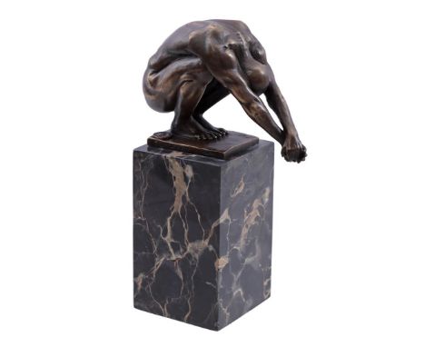 Bronze statue of a diving man, on marble base, 22.5 cm high