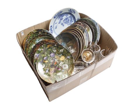 Box with various porcelain dishes including 11-piece series by Fürstenberg, silver-plated objects, brass gun on gun and 2 Goe