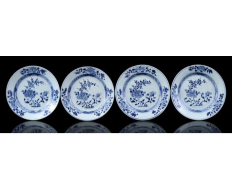 4 porcelain dishes with blue floral decor, China Qianlong period ca. 1780, 23 cm diameter (chips/fritting, 1 dish with hairli