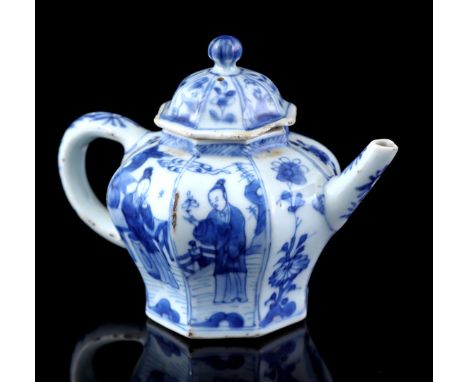 Porcelain octagonal teapot with blue decor of long frames in the garden, China Kangxi period ca. 1700, 11 cm high (pot with h