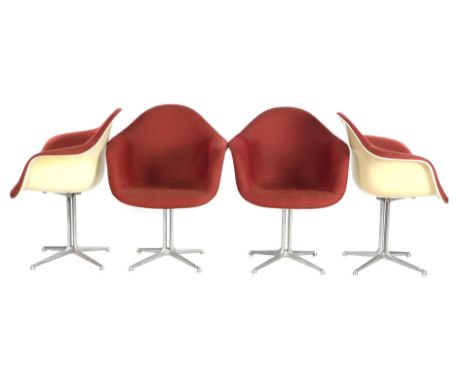Charles & Ray Eames4 fiberglass bucket seats with pink and red upholstery on an aluminium base ending in four-part, design Ch